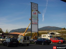 Pylon, Hhe 25 Meter mit digitaler Uhr und Temperaturanzeige