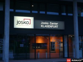 Leuchtschild mit eingearbeiteten Leuchtbuchstaben