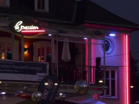 Kombination aus Leuchtschild und vertikaler Neonbeleuchtung