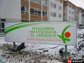 Leuchtschild - selbststehend im Einfahrtsbereich