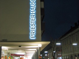 Leuchteinzelbuchstaben - indirekt beleuchtet auf weier Fassade