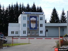Kombination aus Leuchteinzelbuchstaben auf silbernem Untergrund