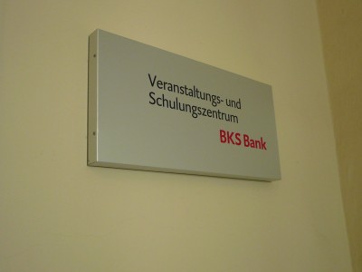 Unbeleuchtete Schilder und Schriften