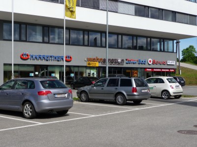 Unbeleuchtete Schilder und Schriften