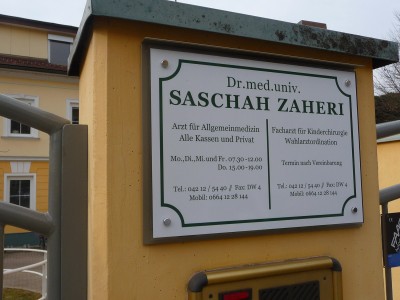 Unbeleuchtete Schilder und Schriften