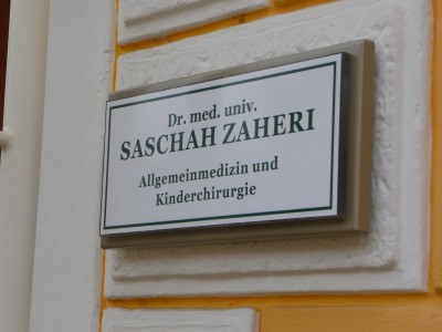 Unbeleuchtete Schilder und Schriften