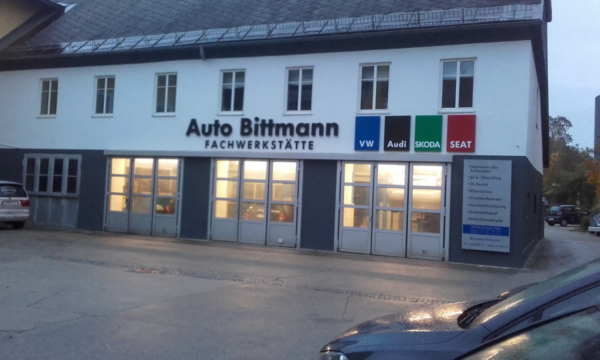 Unbeleuchtete Schilder und Schriften