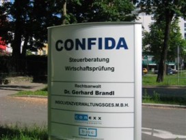 gewlbter Pylon, beleuchtet
