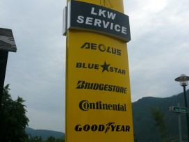 Pylon, gewlbt, teilbeleuchtet