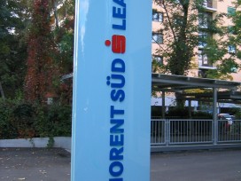 Pylon mit durchgesteckten Leuchtbuchstaben